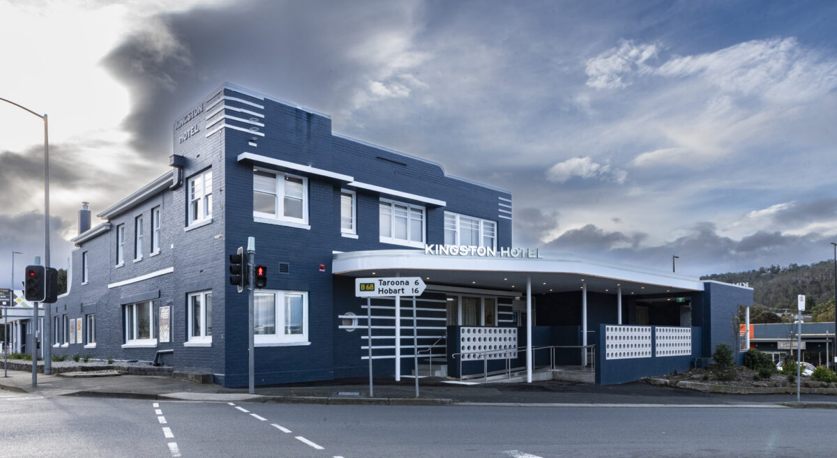The Kingston Hotel’s historic façade holds its Art Deco bones with pride. Fresh midnight-blue brickwork, crisp white trims and subtle geometric detailing frame the venue’s new life, signalling a revitalised hospitality destination while honouring its place in the local streetscape.