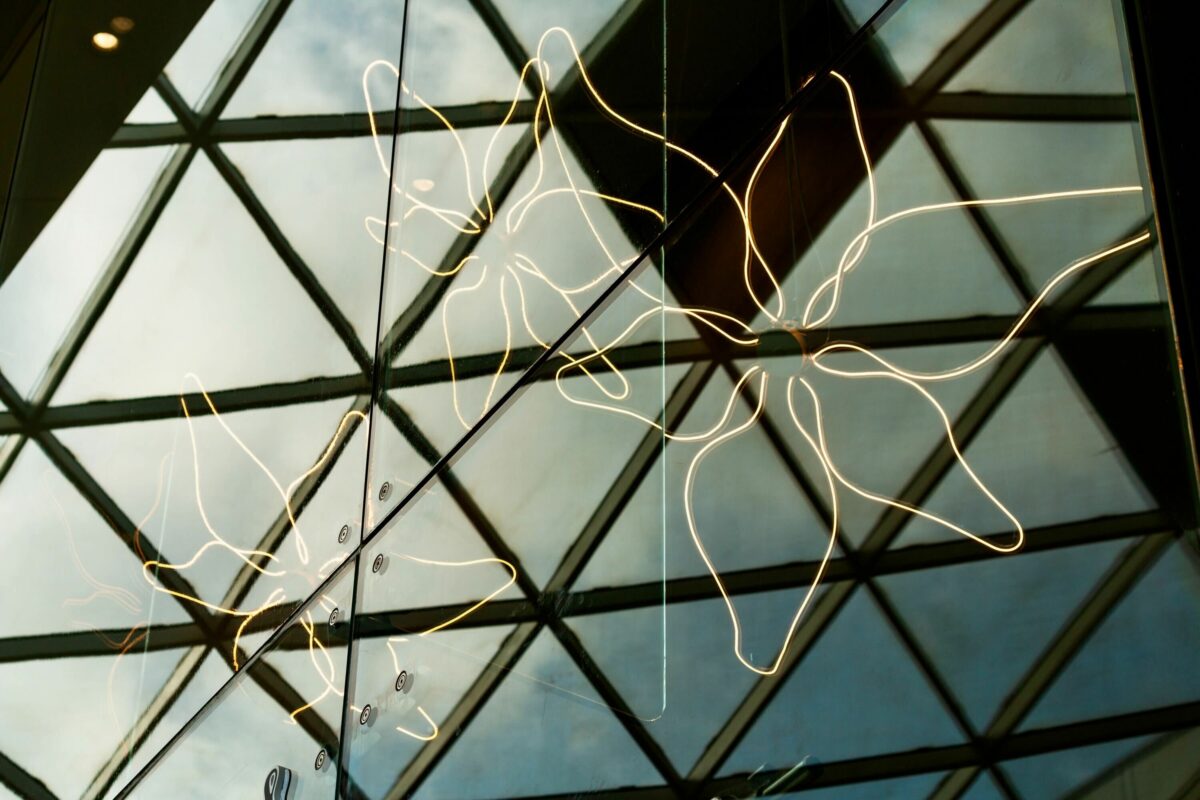 A delicate lily motif made of warm LED strips decorates the glass façade, offering a subtle nod to the salon’s name. This glowing outline provides an elegant visual marker, visible from within the mall’s open, light-filled atrium.