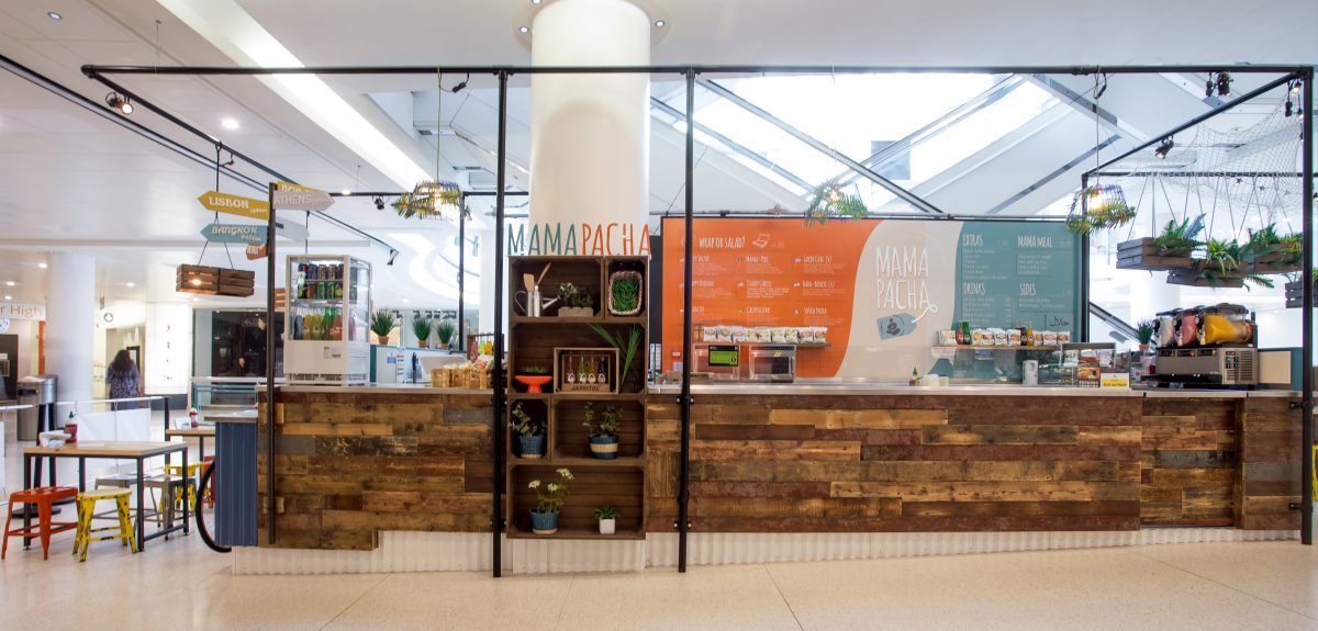 Reclaimed timber cladding, white subway tile plinth, steel canopy frame, black track lighting, digital menu bulkhead, industrial open counter, commercial cafe layout, street food kiosk.