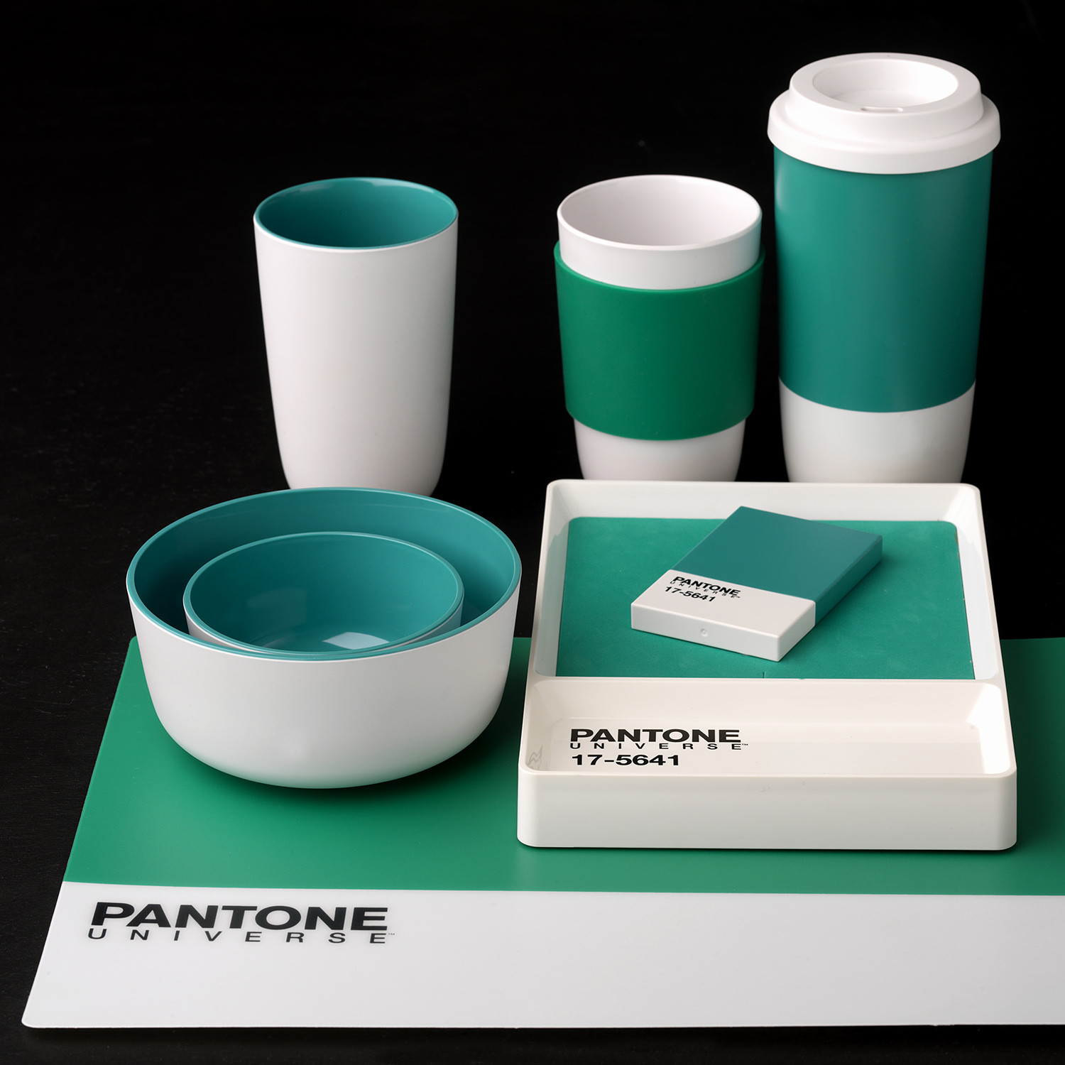 PANTONE® USA  Color of the Year 2013: PANTONE 17-5641 Emerald