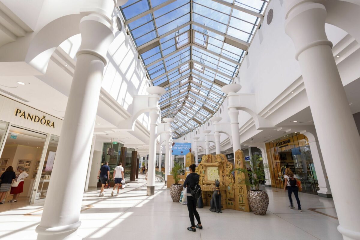 A bright, high-traffic atrium where seamless coordination between retailers, contractors and centre management is essential to maintaining operational flow.