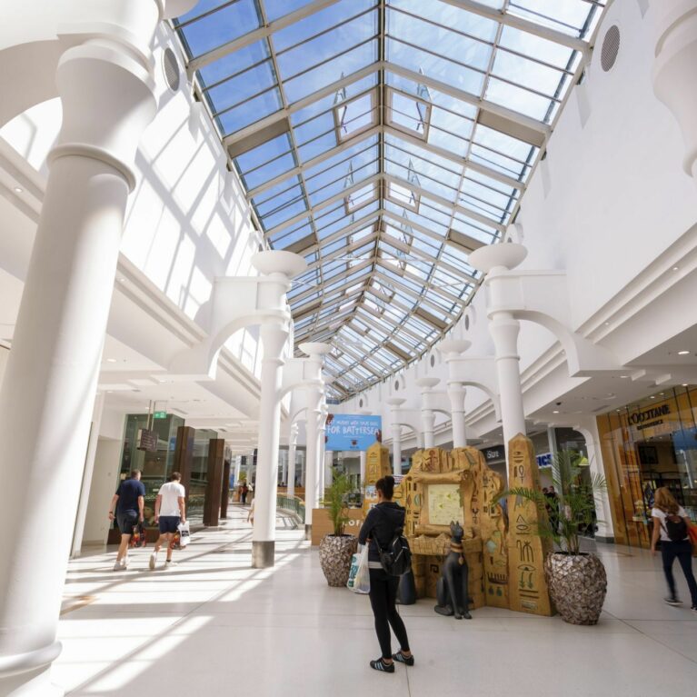A bright, high-traffic atrium where seamless coordination between retailers, contractors and centre management is essential to maintaining operational flow.