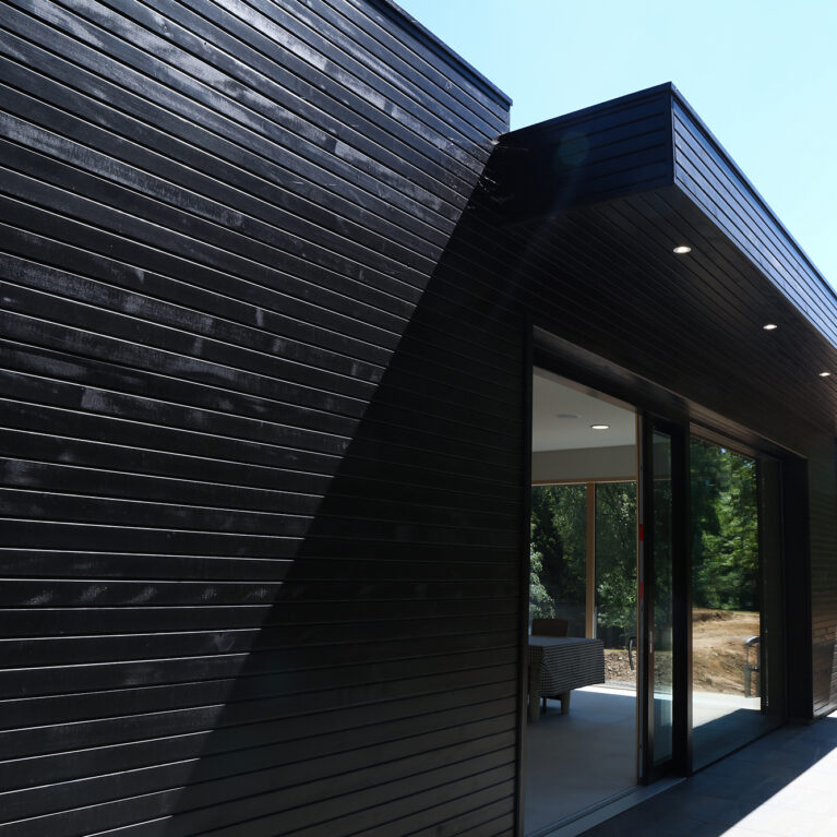 Skyridge’s black timber cladding adds a bold, modern touch to the exterior. Treated for heat resistance, the cladding maintains its rich color and texture over time, blending contemporary style with practical resilience.