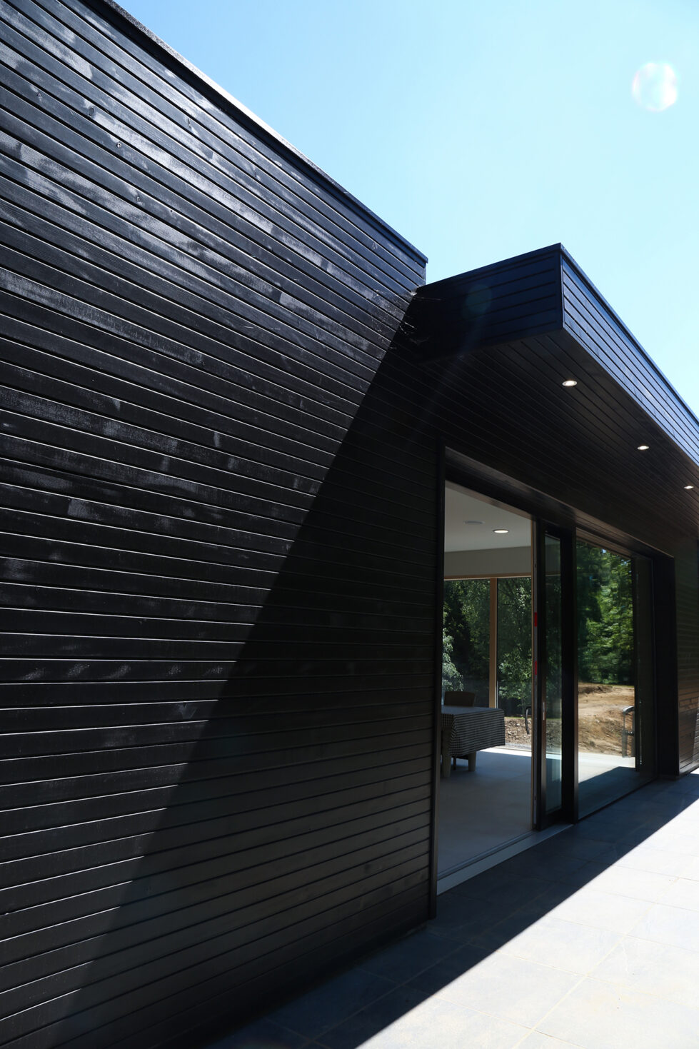 Skyridge’s black timber cladding adds a bold, modern touch to the exterior. Treated for heat resistance, the cladding maintains its rich color and texture over time, blending contemporary style with practical resilience.