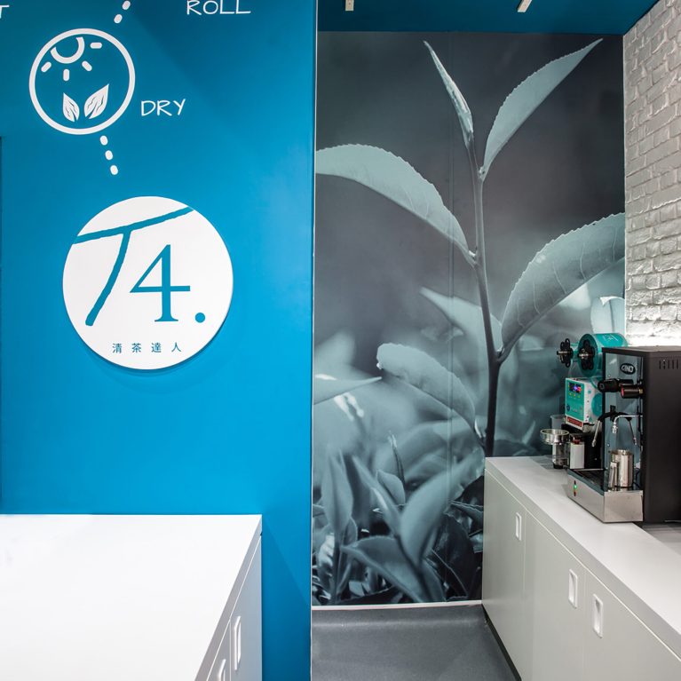 design clarity, wall signage, tea elaboration process, big picture on the wall, corian counter, white and clean, concrete floor